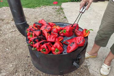 Slika uz članak: Recept za pravi DOMAĆI AJVAR: Hercegovke imaju tajnu za lako guljenje pečenih paprika
