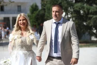 Slika uz članak: (VIDEO, FOTO) OGLASILA SE NAKON VJENČANJA Dea Đurđević blista u vjenčanici od kristala, Lazar u elegantnom odijelu