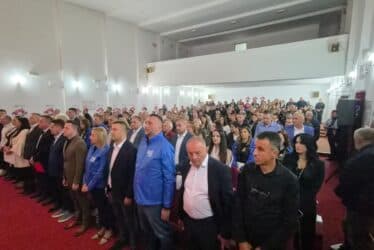 Slika uz članak: (FOTO) FOČA NA NOGAMA Na velikoj tribini US Stevandić dao riječ Hercegovcima i predstavio plan zapošljavanja u Srpskoj