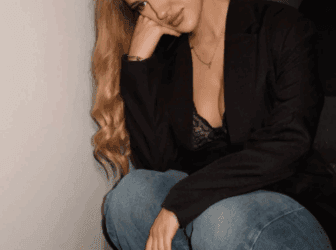 Slika uz članak: (FOTO) PUCA OD SEKSEPILA Lena Tržan pokazala rasne obline, ispod sakoa joj izvirio čipkani veš
