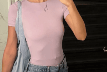 Slika uz članak: (FOTO) Zbog seminarskog rada završila u njegovom zagrljaju: Glumica se udala za 32 godine starijeg kolegu, novim izdanjem ostavila bez daha