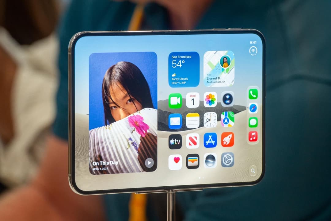 Slika uz članak: Apple predstavio preklopni iPhone, konkurenti ih brutalno podboli: ‘Javite kad završite s podgrijavanjem naših ostataka‘
