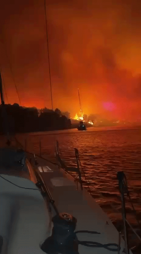 Slika uz članak: Ispred Milne ljudi s brodova gledaju kako im vatra guta parcele: ‘Evo, trud gori‘