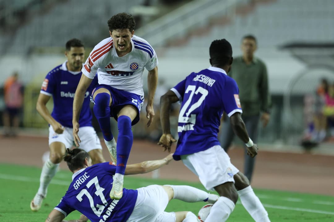 Slika uz članak: HAJDUK - SLAVEN 1:0; Slaven ostao s igračem manje! Hajduk sve bliže novoj pobjedi