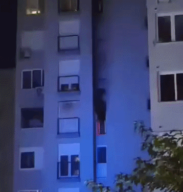 Slika uz članak: Vatrogasci objavili snimku požara u kojem je teško opečeno dijete (3). Bilo je samo u stanu, gorila je kuhinja i dnevni