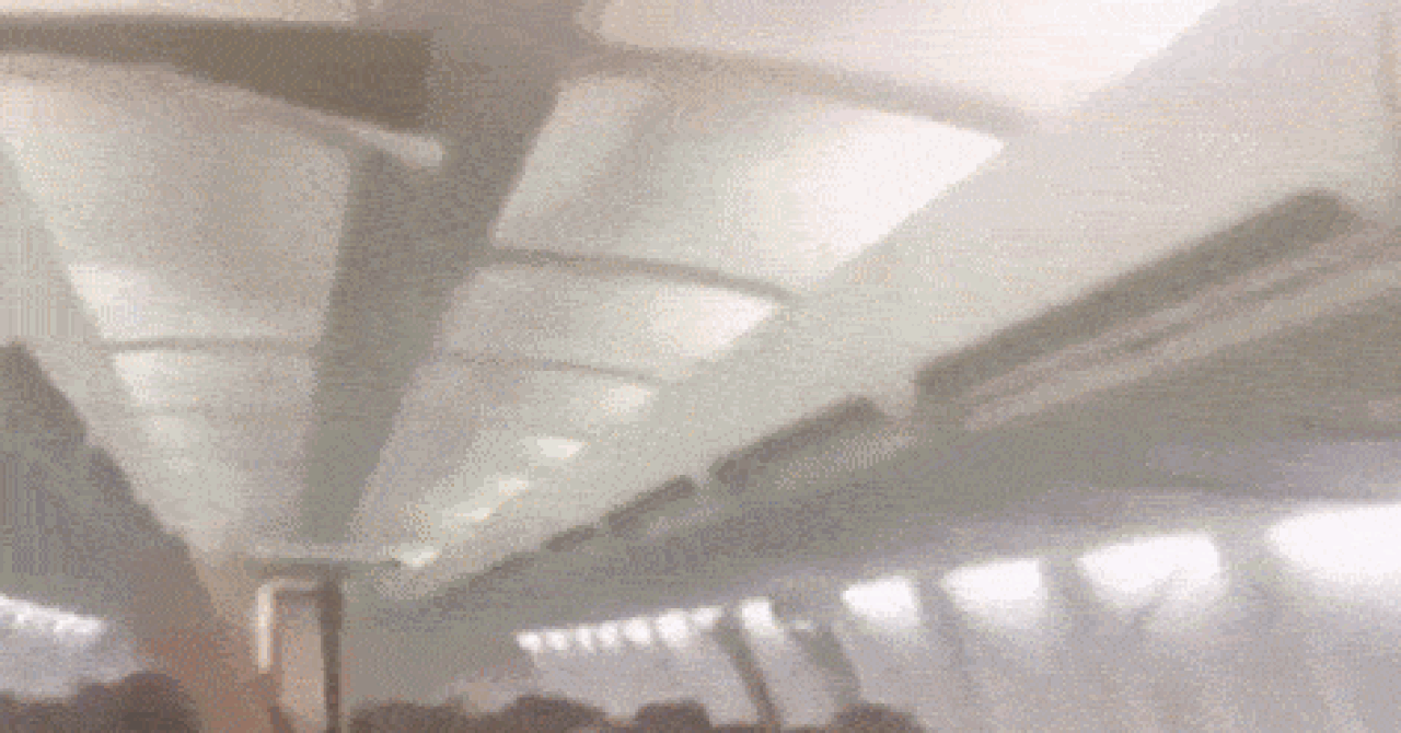 Slika uz članak: VIDEO Let iz pakla za putnike Boeinga; avion se netom nakon polijetanja počeo raspadati, putnici se molili i plakali...