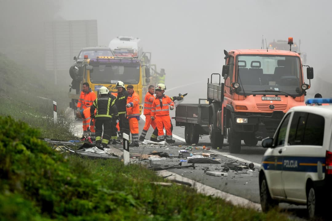 Slika uz članak: Teška prometna nesreća na A3; automobili ostali smrskani između kamiona, stvorila se kilometarska kolona