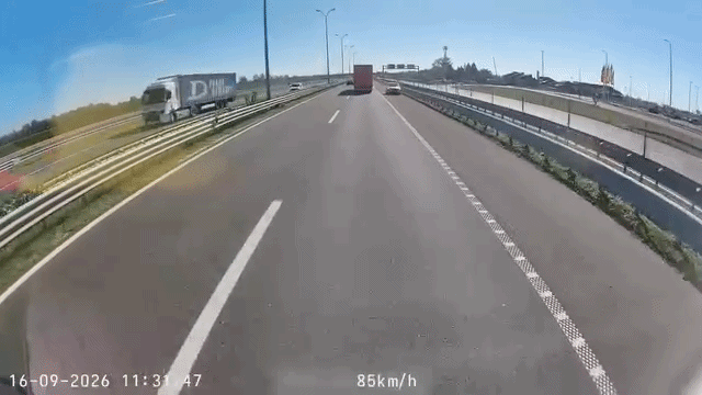 Slika uz članak: VIDEO Kaos na autocesti uhvatila kamera: snimljen trenutak prije tragedije. Je li ovaj vozač kriv za stravičnu nesreću?