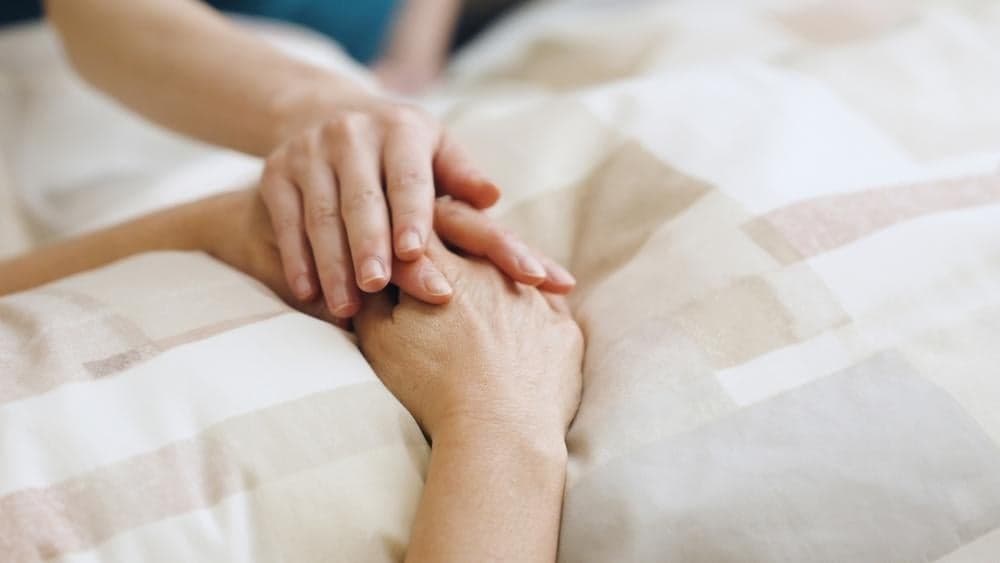 Slika uz članak: Nitko ne zna zašto se ovo događa; medicinske sestre otkrile: ljudi na samrti često izgovore upravo ovu jednu riječ!