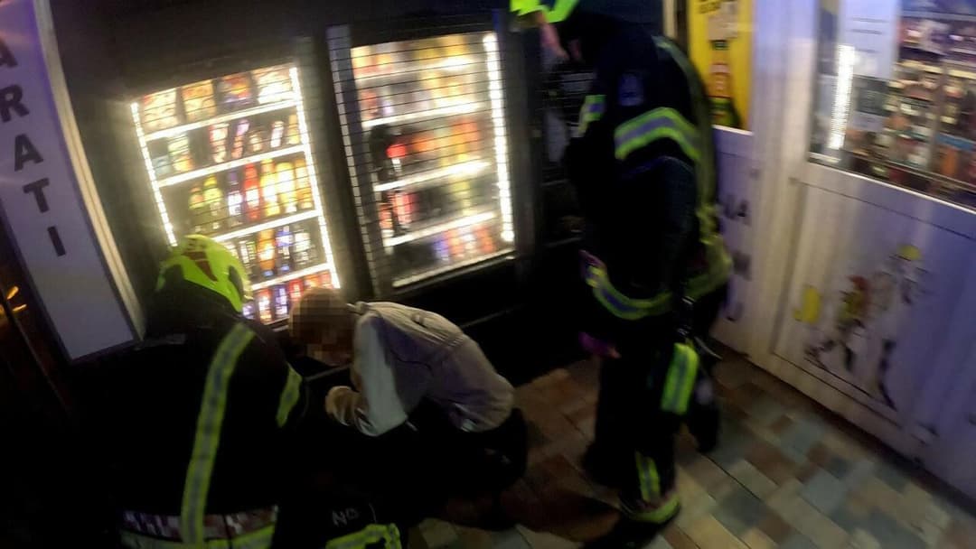 Slika uz članak: Nesvakidašnja intervencija! Vatrogasci sinoć spašavali dječaka, ruka mu zapela u aparatu dok je vadio kondome