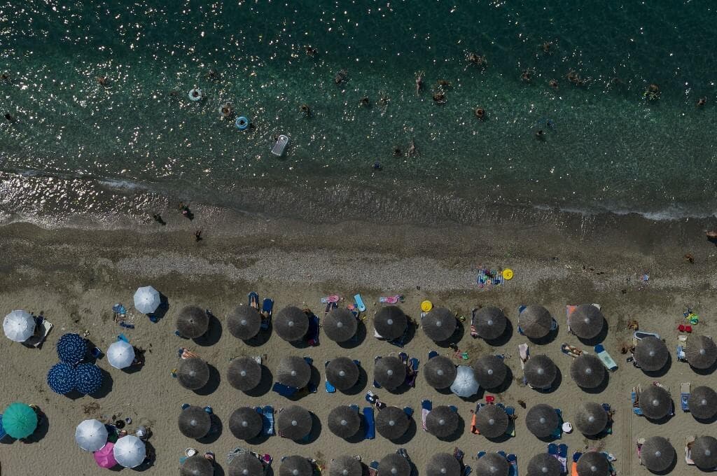 Slika uz članak: Svađa oko ležaljke završila smrću: 82-godišnjak preminuo na plaži, uhićeni muškarac i 21-godišnjakinja