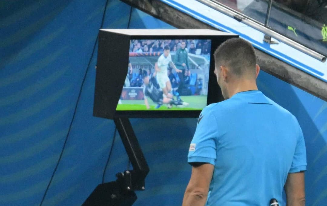Slika uz članak: Vušković i dvojica igrača Hajduka ne sjećaju ga se rado, bila je to baš tužna večer. U subotu će suditi Hrvatskoj