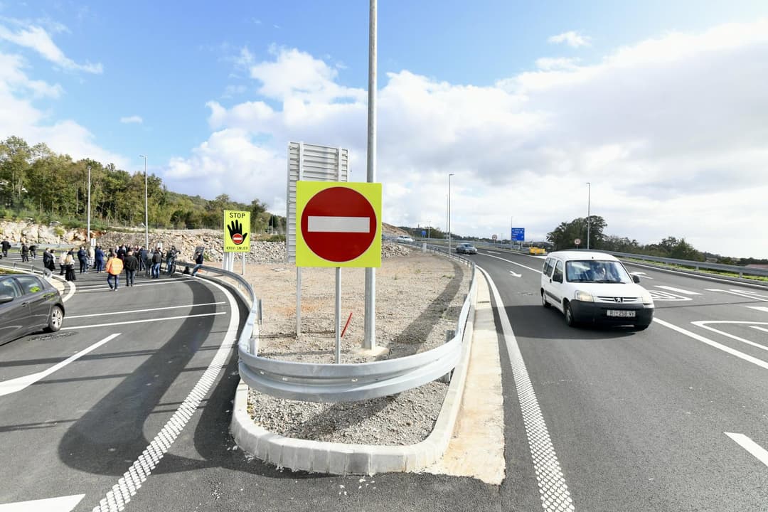Slika uz članak: Pazite! Iz HAK-a javljaju da dva vozača na dvije lokacije na autocesti voze u suprotnom smjeru, zatvoren tunel...