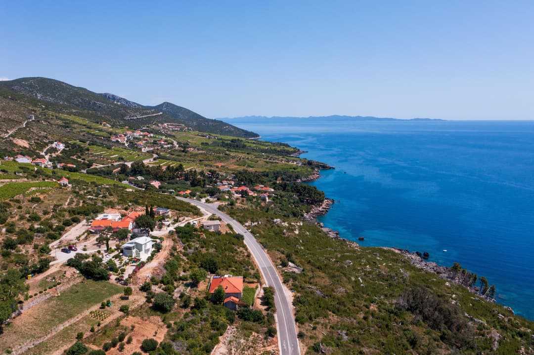Slika uz članak: Pobuna zbog ceste na Pelješcu! Mještani brane stoljetne kuće i vinograde, a onda je isplivao jedan detalj