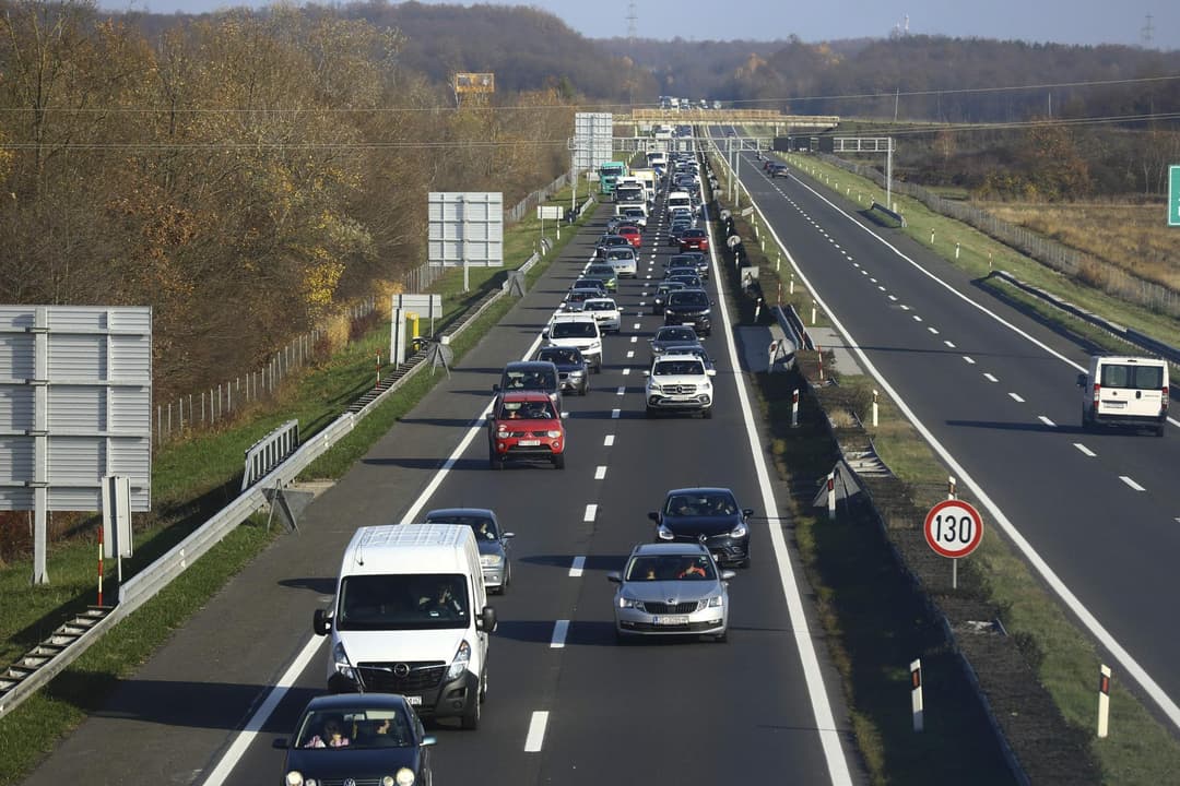 Slika uz članak: Kolona na autocesti A1 duga je nekoliko kilometara. HAK savjetuje da prilagodite brzinu kretanja