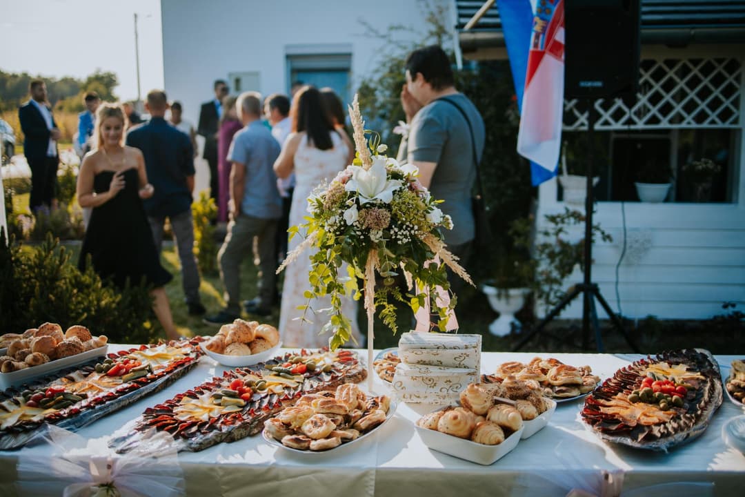 Slika uz članak: ‘Ma dajte molim vas, toliko para utući na svadbu?‘ Ogorčeni Hrvat navukao bijes na sebe: Pa tko te tjera da ideš!