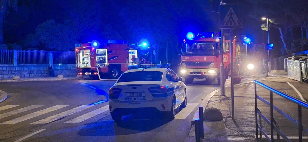 Slika uz članak: FOTO Požar u ljetnom kinu ‘Bačvice‘, gorio stambeni objekt