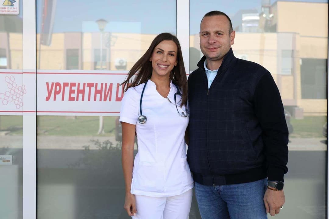 Slika uz članak: (FOTO) Šobot potvrdio angažman: Doktorka iz Tomislavgrada koja je dobila otkaz nakon objave o Ratku Mladiću zaposlila se u UKC RS