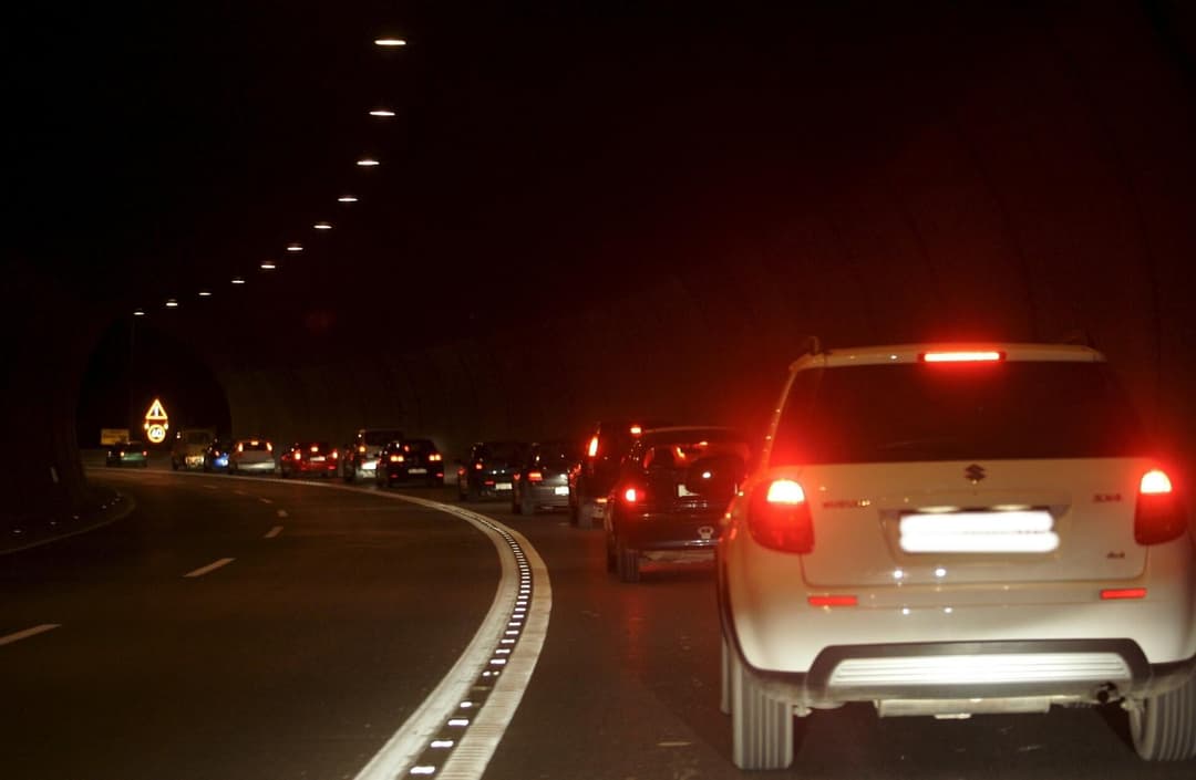 Slika uz članak: Splićani, oprez! Nasred brze ceste i u mraku upravo stoji - kolona svatova?!