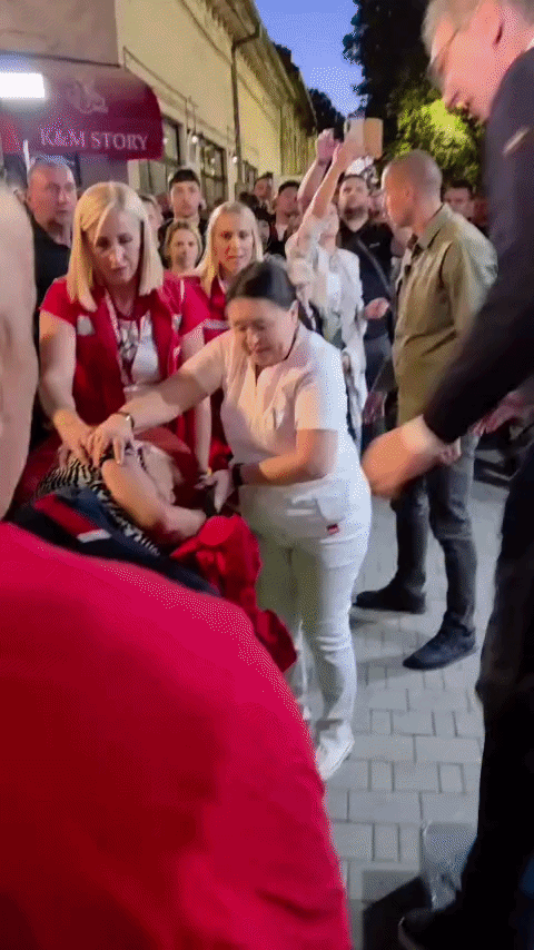 Slika uz članak: Vučić 'uskrsava mrtve': Poljubio ženu kojoj je pozlilo pa objavio video