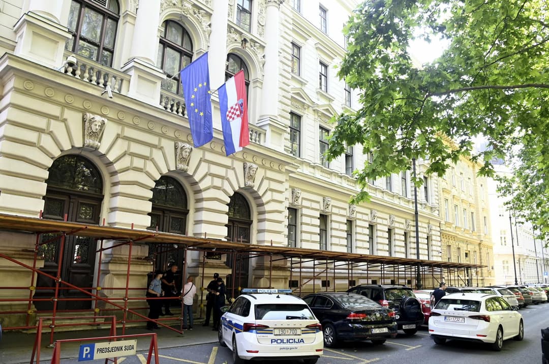 Slika uz članak: Dojava o bombi na Županijskom sudu u Zagrebu; zaposlenici i stranke hitno evakuirani, policija pretražuje zgradu