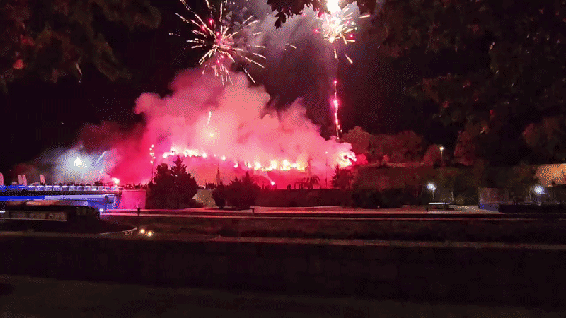 Slika uz članak: VIDEO Bakljama zapalili nišku Tvrđavu nakon skupa SNS-a: Televizija usred kaosa prekinula prijenos