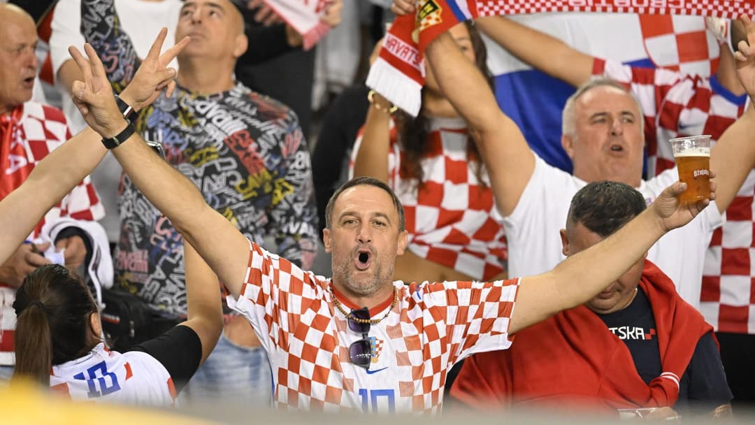 Slika uz članak: VIDEO Pogledajte kako je Split dočekao Vatrene i Bilića, a jedan Španjolac je dobio poseban tretman hrvatskih navijača