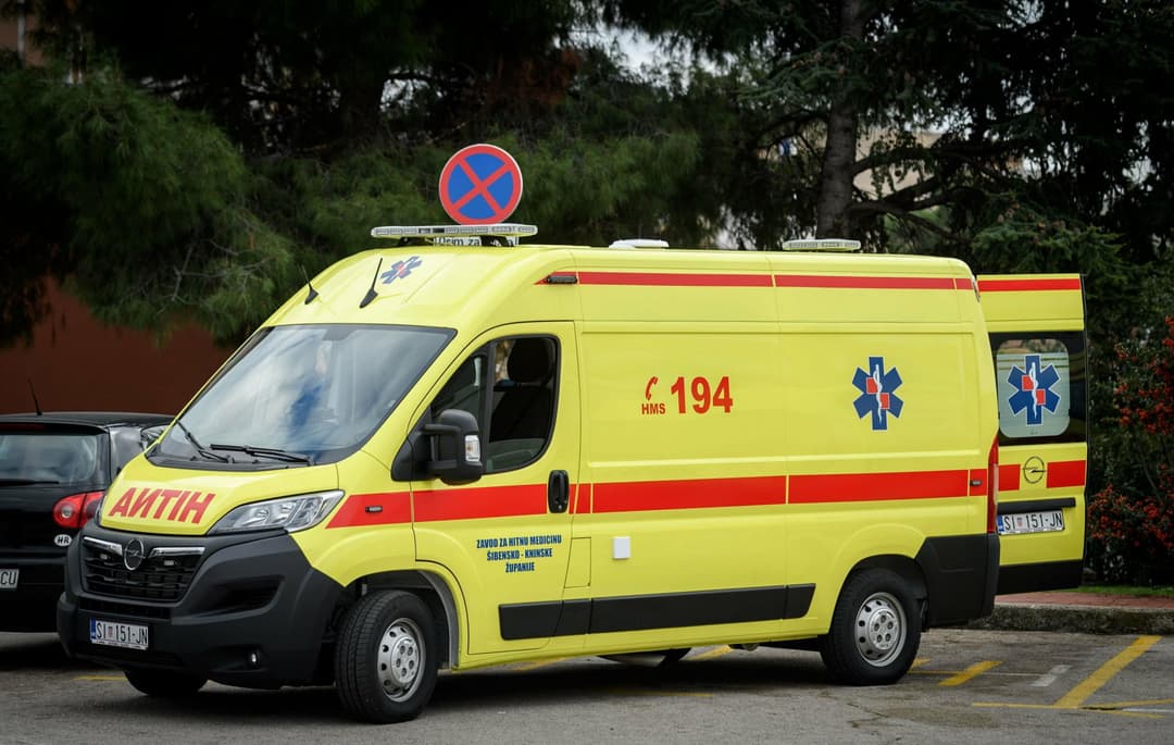 Slika uz članak: Žena (51) u Jezerima pala s jedrilice u more, teško je ozlijeđena, u šibenskoj bolnici bore se za njezin život