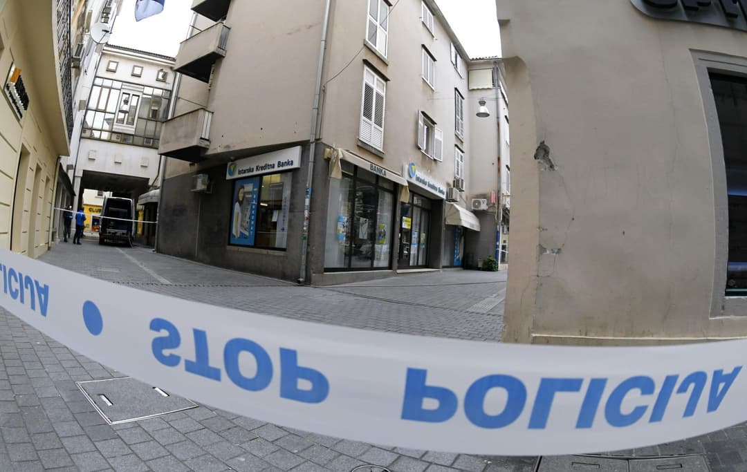 Slika uz članak: Lopov uranio i opljačkao banku odmah nakon otvaranja; u poslovnici nije bilo nijednog klijenta