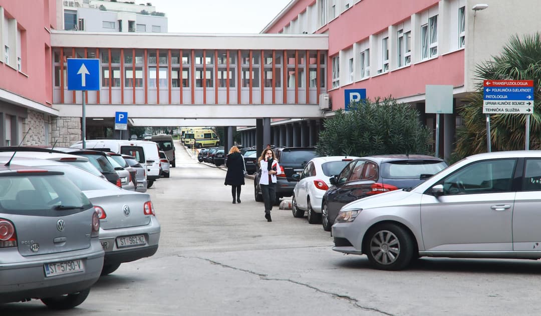 Slika uz članak: Muškarac koji je pronađen s ubodnim ranama operiran u splitskom KBC-u. Smješten je u Jedinici intenzivnog liječenja