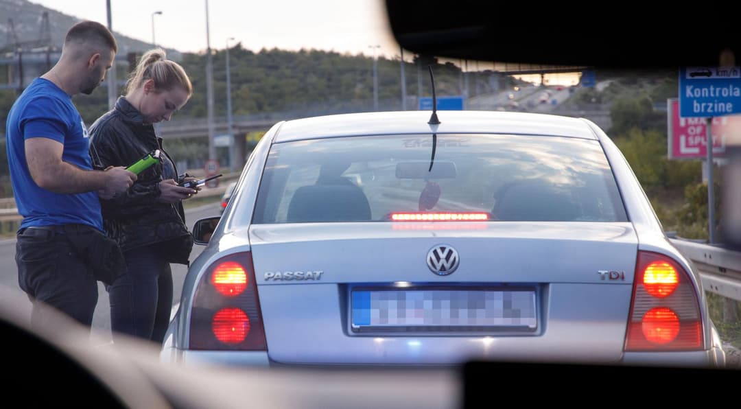 Slika uz članak: Oglušio se na zvučne i svjetlosne naredbe, nastavio vožnju te preko pune uzdužne linije pretekao vozilo ispred sebe