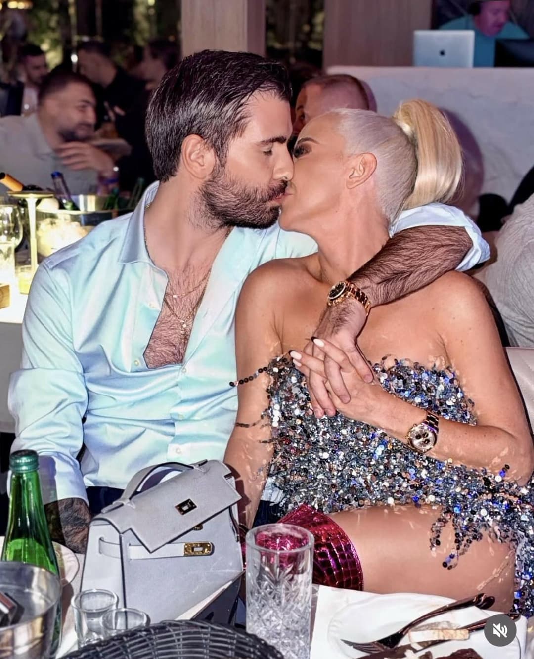 Slika uz članak: Prva ‘službena pusa‘ pjevačice i poduzetnika: Maja Šuput objavila slike na kojima se ljubi s Emilom Tedeschijem jr.