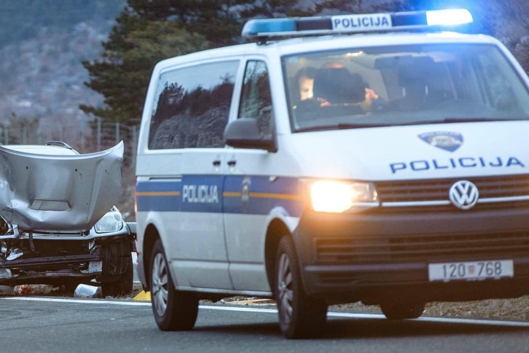 Slika uz članak: Nesreća na Dalmatini: automobil splitskih tablica izletio s kolnika, dvije osobe teško ozlijeđene, a dvije lakše