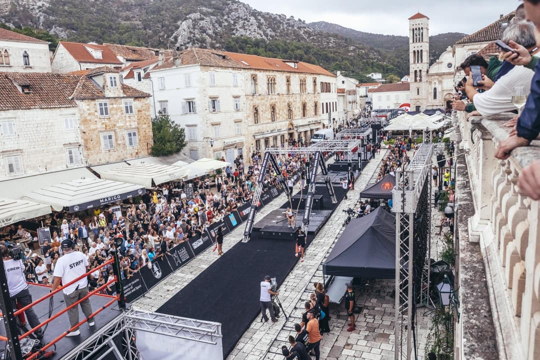 Slika uz članak: Spartanci preplavili Hvar, ni kiša nije pokvarila spektakl: ‘Tisuće sudionika i pratitelja iz više od 60 zemalja‘