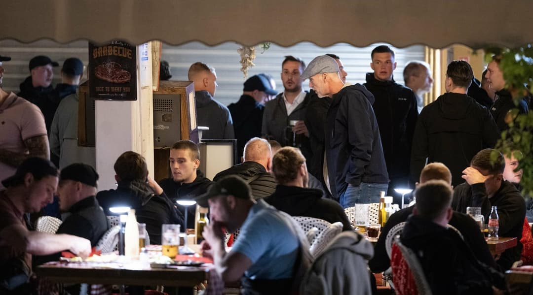 Slika uz članak: FOTO Ugođaj koji daju samo europske utakmice: Nizozemci okupirali splitsku Rivu, policija ih budno motri dok piju pivo