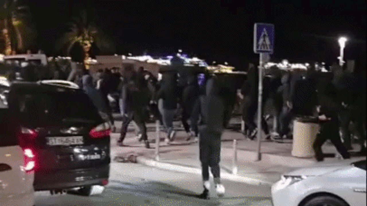 Slika uz članak: VIDEO 150 torcidaša napalo navijače Ajaxa na Rivi, opsadno stanje u gradu, stižu prve snimke