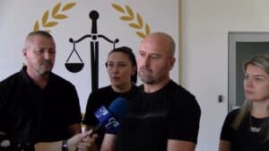 Slika uz članak: Четворица сведоци не се појавија, родителите со апел „ако треба донесете ги со полициска придружба“ – одложено судењето против 13 полициски службеници за „Пулс“