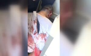 Slika uz članak: (фото)Крв во авионот, вознемирени патници – уапсен пилотот кој го нападна капетанот на летот Дубаи – Тел Авив