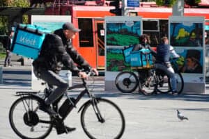 Slika uz članak: Nova Ekonomija: Šta čeka dostavljače Wolta i Glova – Srbija mora da menja Zakon o radu