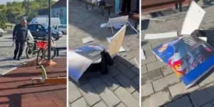 Slika uz članak: Mrežama se širi snimak muškarca koji je sekirom napao štand SNS-a