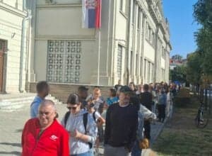 Slika uz članak: Mnogi Novosađani strpljivo čekaju da podrže Studentsku listu