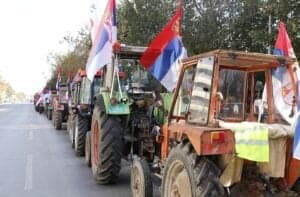Slika uz članak: Traktorima na miting SNS-a u Novom Sadu: Nadnica od 500 evra