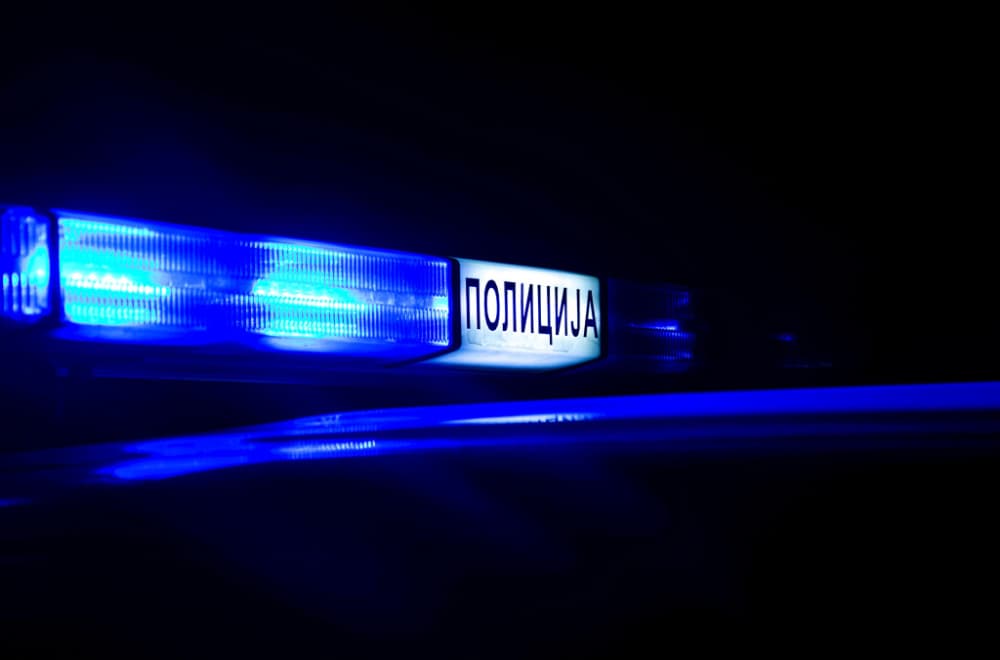 Slika uz članak: Teška nesreća kod Sombora: Autobus udario u semafor, pa u zgradu FOTO/VIDEO