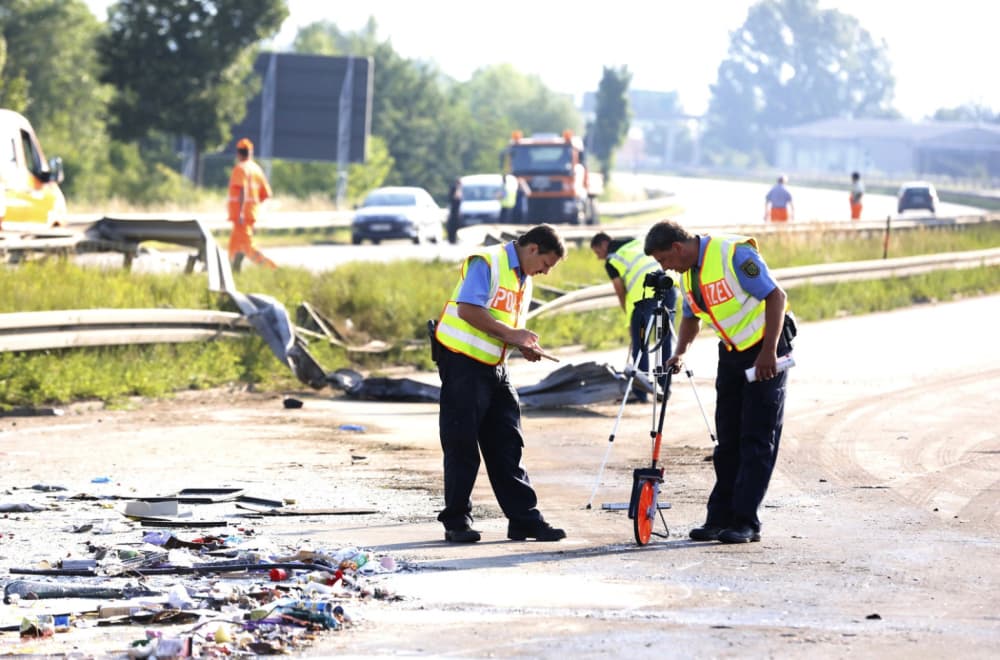 Slika uz članak: Prevrnuo se autobus pun turista – ima mrtvih; Na terenu opsadno stanje VIDEO