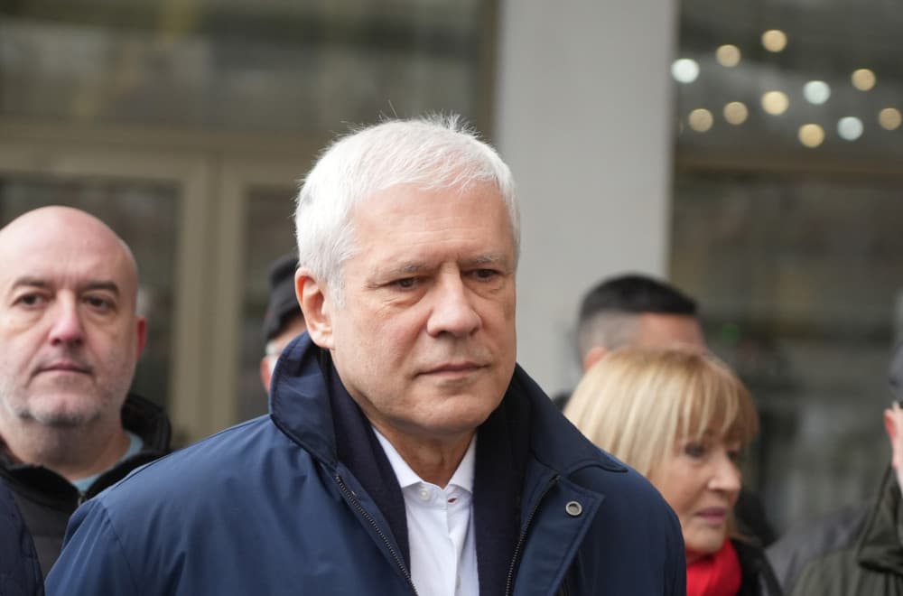 Slika uz članak: Brnabić odgovorila Tadiću: "Krio se iza zavese u Bukureštu, a ćutao dok su palili naše crkve na KiM"