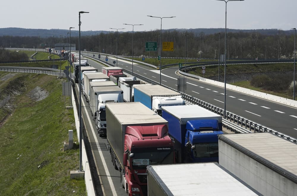 Slika uz članak: Teretna vozila čekaju četiri sata na izlazu na graničnom prelazu Šid