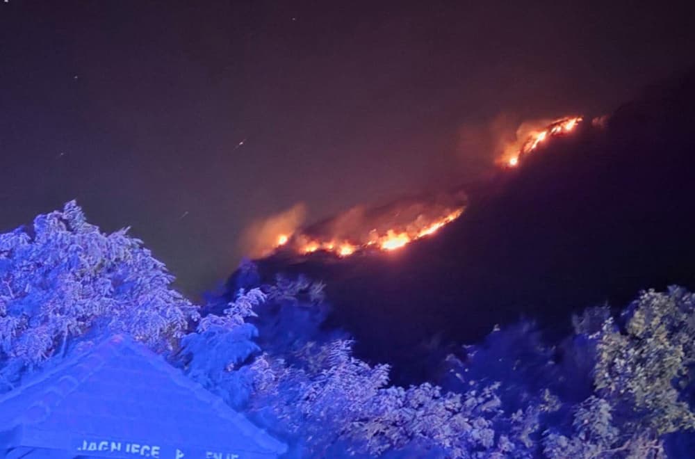 Slika uz članak: Požar kod Ostroga: Plamen izbio na nepristupačnom terenu, ali situacija je pod kontrolom FOTO