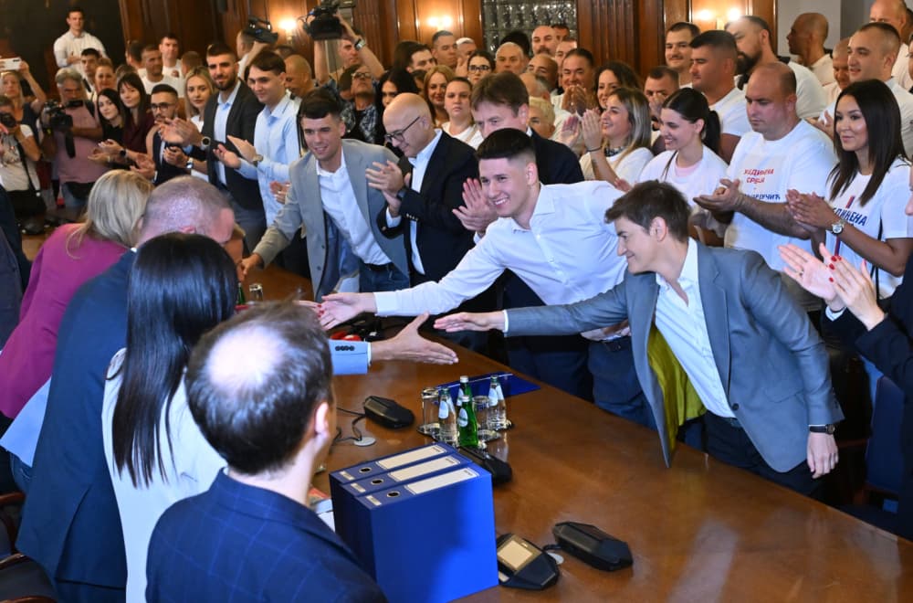 Slika uz članak: Predstavnici liste "Aleksandar Vučić – Ujedinjena Srbija" predali listu i potpise RIK-u FOTO/VIDEO