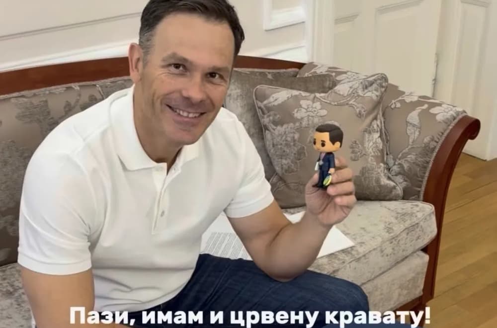 Slika uz članak: Mali dobio od kolega popularnu figuricu sa svojim likom: "Imam kravatu i padel reket – dobro me poznaju" VIDEO