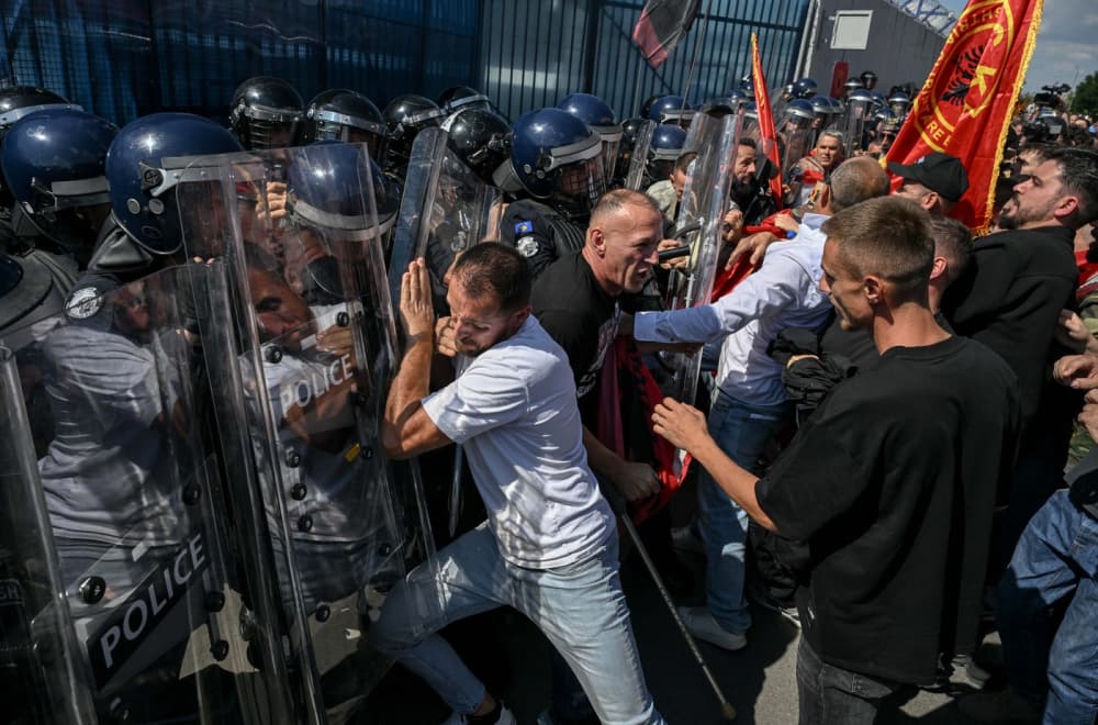 Slika uz članak: I Priština skliznula u nerede; Albanci jurišaju na Euleks FOTO/VIDEO